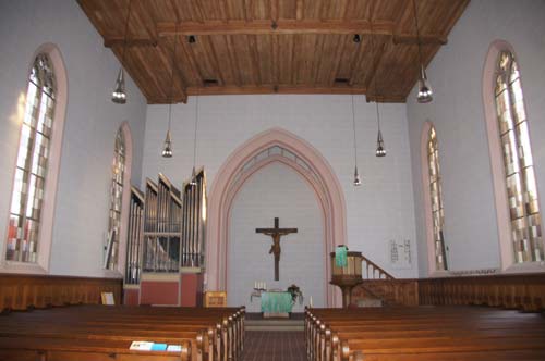 Ev. Kirche mit Orgel und Kanzel