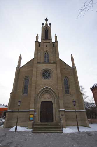 Ev. Kirche Eingang mit Kirchturm