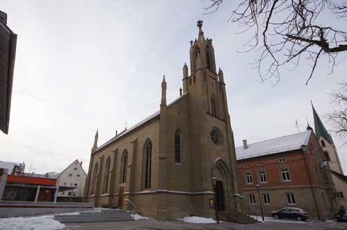 Evangelische Kirche Linke Eingangseite mit dem Pfarrhaus