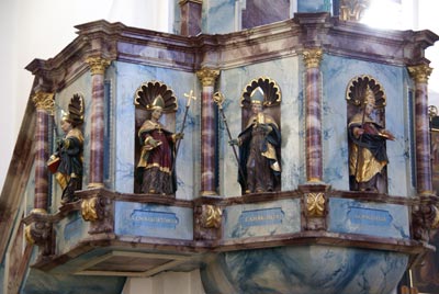 Die Kanzel zeigt Statuen von sechs Kirchenväter