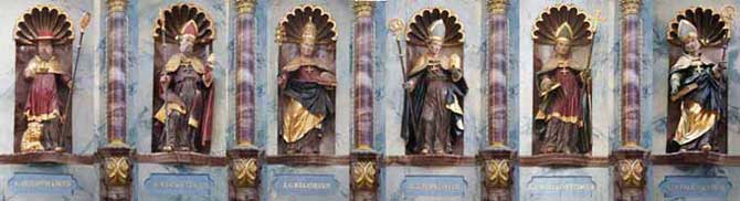 Die Kanzel zeigt Statuen von sechs Kirchenväter