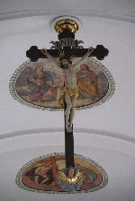 Im Triumphbogen hängt dieses Kreuz, zu dessen Linken Maria und zu dessen Rechten der Jünger Johannes stehen